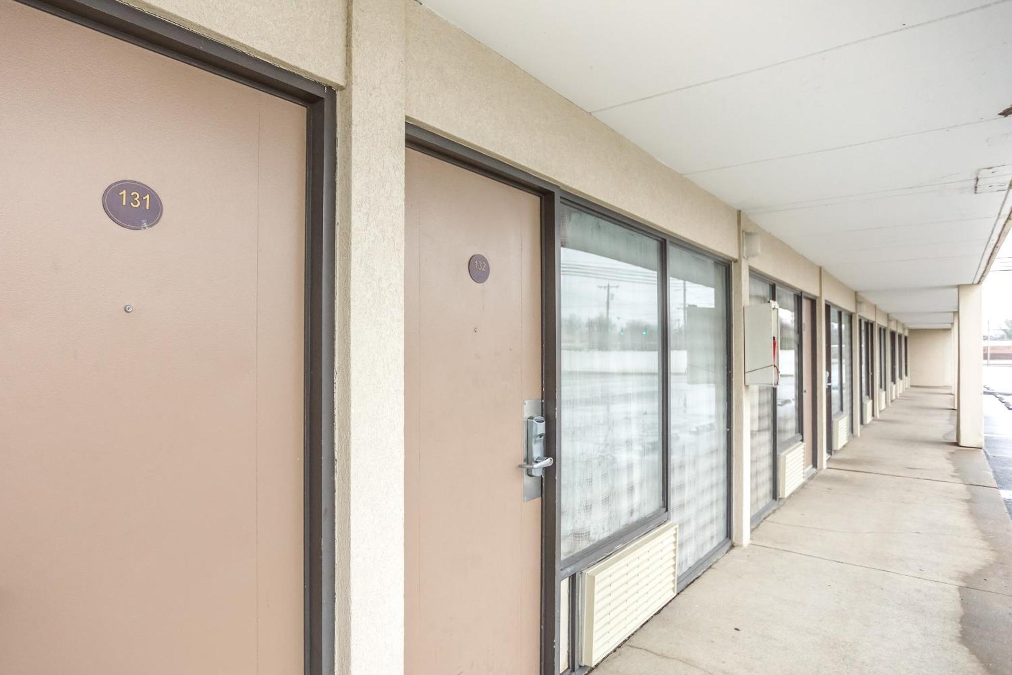 Oyo Townhouse Owensboro West Hotel Exterior photo